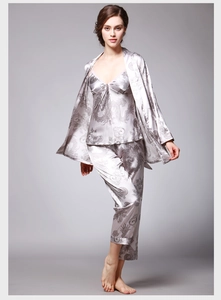 Détails d'un ensemble de pyjama en satin argenté avec imprimé dragon et dentelle mauve