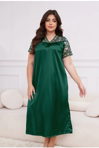 Détail du col en V avec dentelle et tissu en satin de soie vert foncé sur cette chemise