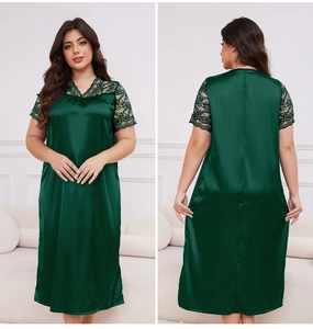 Détails de la nuisette en satin vert foncé avec col en V et finitions en dentelle noire