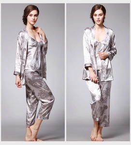 Ensemble de pyjama 3 pièces en soie argentée avec motifs de dragon et détails en dentelle