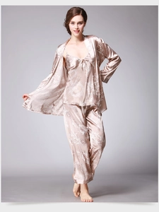 Vue détaillée d'un pyjama 3 pièces en soie rose champagne avec motifs floraux baroques