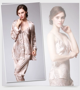 Détail d'un pyjama en soie doré champagne avec des motifs damassés vintage complexes