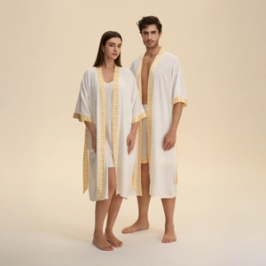 Peignoirs de couple en satin crème assortis avec broderies géométriques jaunes élégantes