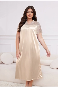 Détail de la chemise de nuit en soie champagne avec dentelle au col en V et aux manches