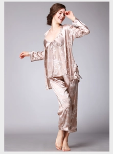Ensemble pyjama trois pièces en soie champagne avec motifs baroques et peignoir long