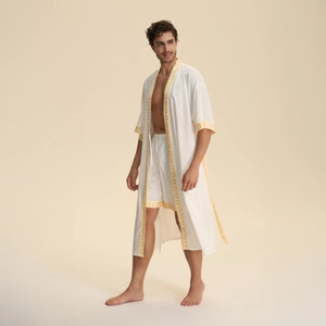 Ensemble détente pour hommes avec peignoir crème et short à motif géométrique jaune