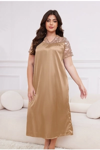 Détail d'une nuisette en satin doré avec col en V en dentelle et drapé élégant
