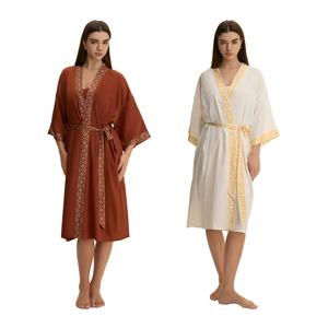 Peignoirs élégants en satin marron rouge et beige avec bordure à motifs géométriques