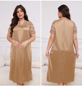 Détail du col en V avec dentelle et tissu satiné sur cette chemise de nuit champagne