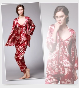 Vue détaillée du pyjama trois pièces en satin rouge avec imprimé baroque et robe de chambre