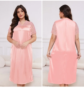 Vue avant et arrière de la nuisette en satin rose avec dentelle élégante et col en V