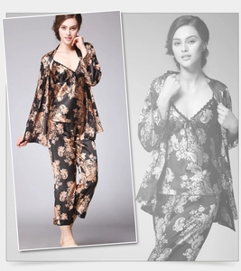 Vue détaillée du pyjama en soie à motif cachemire avec dentelle et texture satinée