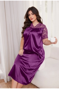 Nuisette élégante en satin violet foncé avec dentelle délicate et col en V raffiné
