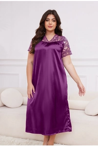 Détail du col en V avec bordure en dentelle violette sur la chemise de nuit en satin