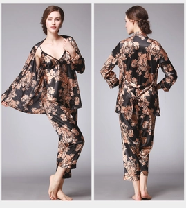 Détail de l'ensemble pyjama 3 pièces en satin noir avec motif cachemire et dentelle pour femme