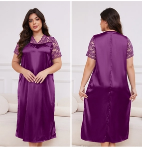 Détail d'une chemise de nuit en satin violet foncé avec dentelle au col en V et aux manches