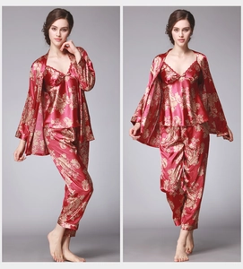 Vue détaillée de l'ensemble de pyjama 3 pièces en satin rouge avec motif cachemire et dentelle
