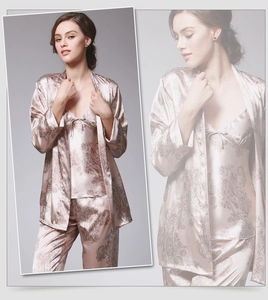 Ensemble pyjama trois pièces en satin de soie rose champagne avec motifs floraux cachemire