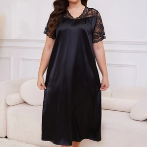 Nuisette noire en satin grande taille à manches courtes avec dentelle et col en V