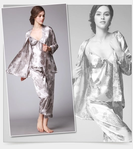 Détails de l'ensemble pyjama trois pièces aspect soie avec imprimé paisley et dentelle