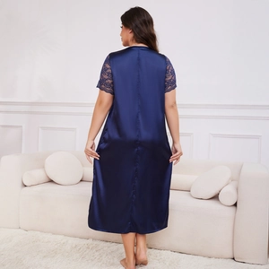 Nuisette en satin bleu marine avec manches en dentelle et coupe ample mi-longue