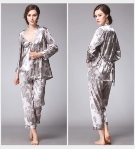 Détail de l'ensemble de pyjama 3 pièces en soie pour femme avec imprimé paisley gris et satin