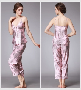 Vue détaillée du pyjama en soie rose avec motifs paisley et ensemble caraco à nœud
