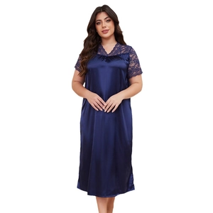 Nuisette en satin bleu marine à manches courtes avec col en V et détails de dentelle