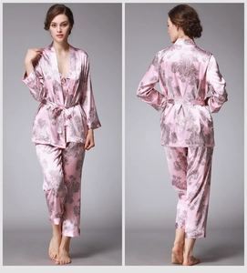 Détail d'un pyjama en satin rose avec imprimé cachemire, vues avant et arrière