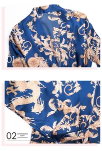 Détails du col en V et des manches du pyjama en soie bleu foncé à motifs dorés