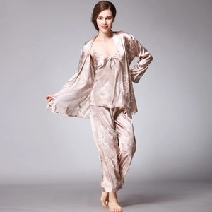 Pyjama trois pièces pour femme en satin de soie champagne avec imprimés classiques