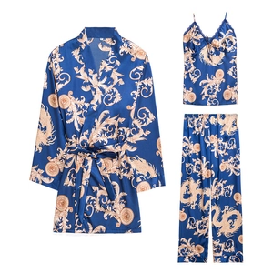 Ensemble de pyjama 3 pièces en satin de soie bleu roi avec motifs baroques dorés