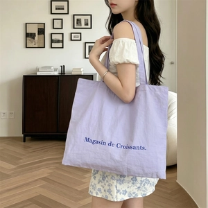Detalle del bolso tote de lona lila con estampado azul de Magasin de Croissants