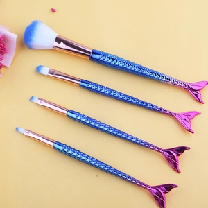 Set di 4 pennelli da trucco a sirena con manici sfumati blu-viola e squame
