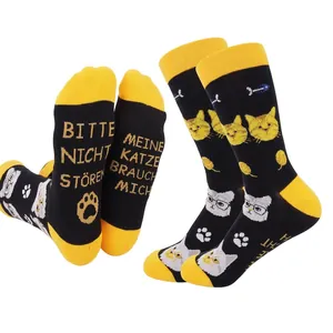 Cat pattern crew socks in black and yellow with German text Bitte nicht stören slogan