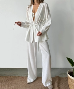 Vue détaillée de l'ensemble loungewear blanc trois pièces avec haut à anneau et pantalon large