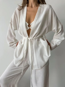 Vue de face d'un ensemble de détente blanc en coton et lin trois pièces avec ceinture nouée