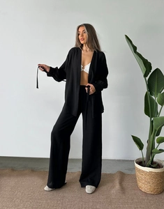Vue détaillée du pyjama noir en lin avec manches longues et texture de pantalon large