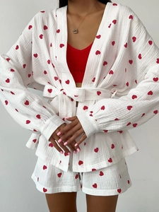 Détail du pyjama blanc en coton imprimé cœur avec haut kimono et short assorti
