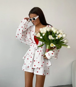 Détail d'un ensemble de pyjama en coton à motif cœur avec haut noué et texture de tissu gaufre