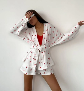 Détail de l'ensemble de détente en coton à cœurs avec cardigan noué et short assorti