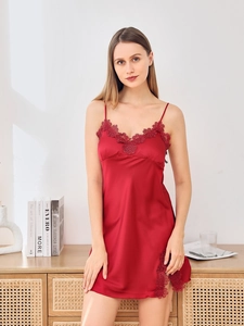 Détail de la nuisette en satin rouge avec dentelle et décolleté en V sur un mannequin