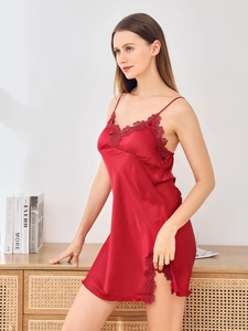 Détail de la nuisette en soie rouge avec dentelle délicate et fente latérale sexy