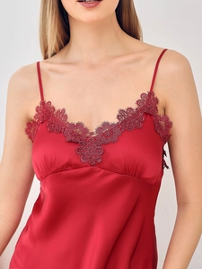 Détail de la dentelle rouge brodée sur le décolleté en V de cette nuisette en satin