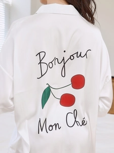Dettaglio della camicia da notte in seta di ghiaccio bianca con ciliegie e scritta