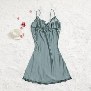 Détails de chemise de nuit en satin vert sauge avec dentelle et bretelles fines