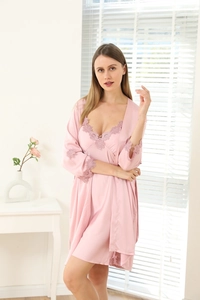Détail du peignoir en satin rose avec bordure en dentelle élégante aux manches et au col