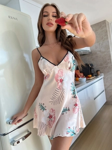 Détail de la nuisette en satin à imprimé floral avec col en V et texture soyeuse