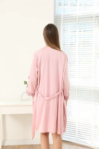 Peignoir en satin rose avec bordures en dentelle aux poignets et ceinture nouée