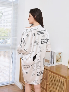 Dettaglio della camicia da notte oversize in seta di ghiaccio bianca con stampe nere
